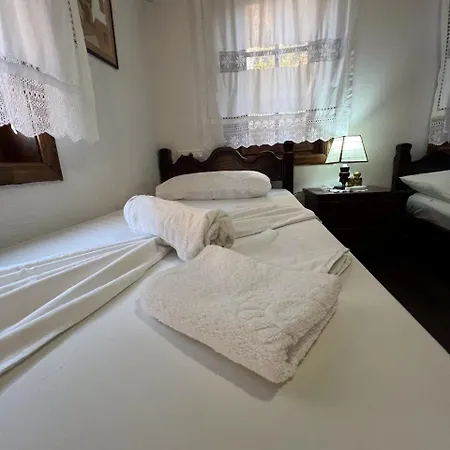 Pjetri House Affittacamere *