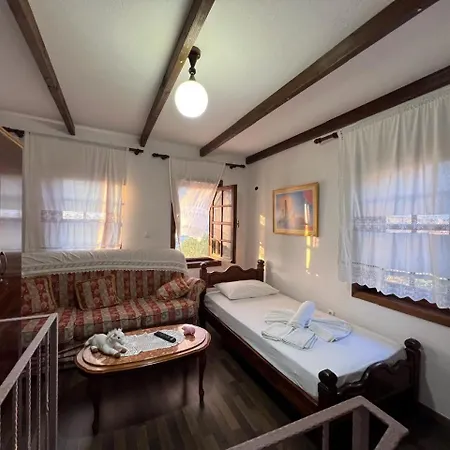 Pjetri House 4* Berat