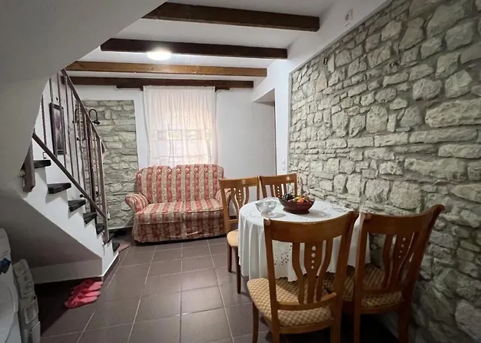 Pjetri House 招待所